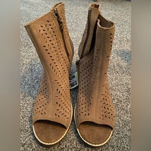 NWT Toms Suede perforated boots.   Size 9